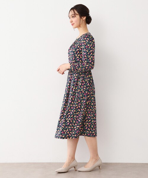 LAURA ASHLEY（ローラアシュレイ）の「【ジャージ素材／洗える／同柄アイテムあり】ポリアンサス柄 プルオーバー（Tシャツ/カットソー・レディース・グレー系5/ネイビー系・40/38）」の11枚目の写真