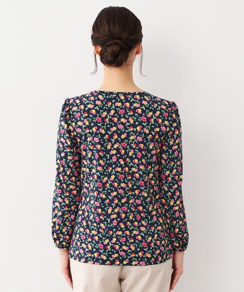 LAURA ASHLEY（ローラアシュレイ）の「【ジャージ素材／洗える／同柄アイテムあり】ポリアンサス柄 プルオーバー（Tシャツ/カットソー・レディース・グレー系5/ネイビー系・40/38）」の7枚目の写真