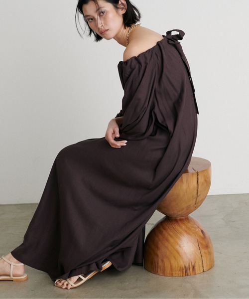 LARUTA(ラルータ)の「【LARUTA】バックリボンタックボリュームワンピース(ワンピース・レディース・ダークブラウン/ブラック/ネイビー/ベージュ・MEDIUM/LARGE)」の2枚目の写真