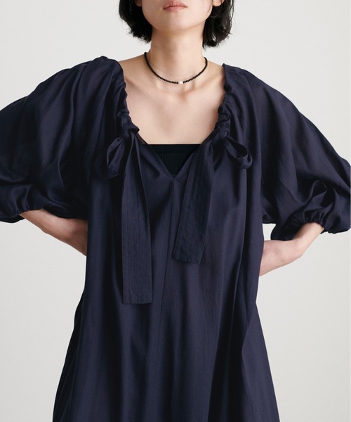LARUTA(ラルータ)の「【LARUTA】バックリボンタックボリュームワンピース(ワンピース・レディース・ダークブラウン/ブラック/ネイビー/ベージュ・MEDIUM/LARGE)」の15枚目の写真