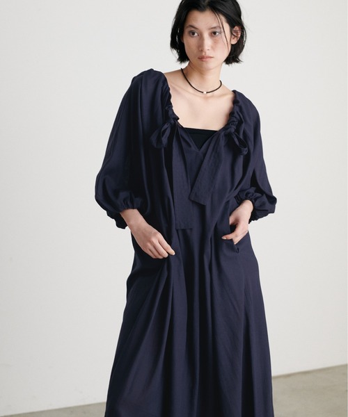 LARUTA(ラルータ)の「【LARUTA】バックリボンタックボリュームワンピース(ワンピース・レディース・ダークブラウン/ブラック/ネイビー/ベージュ・MEDIUM/LARGE)」の16枚目の写真