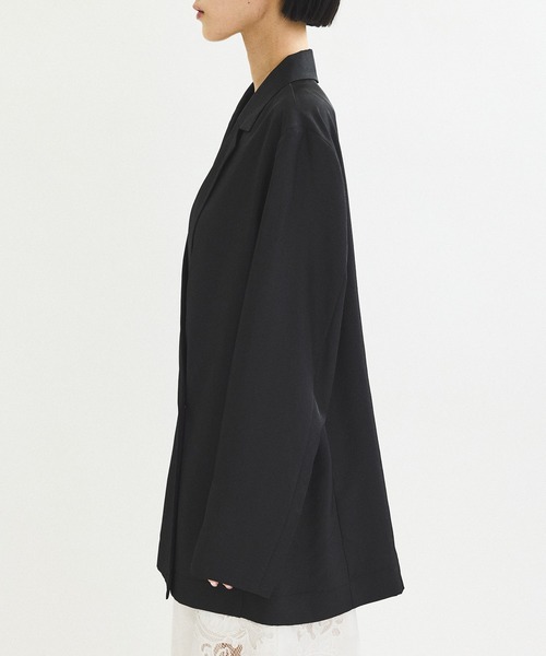 ADAM ET ROPE'(アダムエロペ)の「【サステナブル】ガウンジャケット(テーラードジャケット・レディース・ブラック/オフホワイト・FREE)」の17枚目の写真