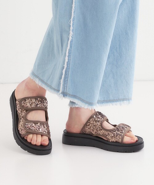 SHOO・LA・RUE(シューラルー)の「スパンコールベルトサンダル(サンダル・レディース・ブラック/シルバー/ブロンズ・45/35)」の4枚目の写真