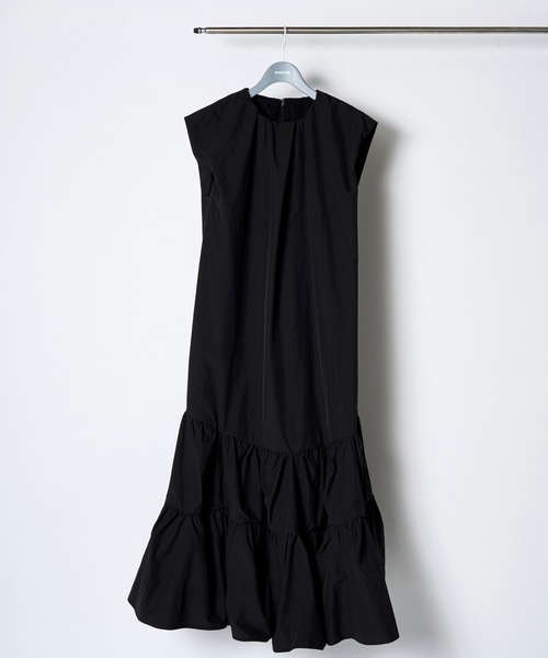 RUMCHE（ラムシェ）の「Sleeveless Gathered Dress / ノースリーブギャザードレス（ワンピース・レディース・ブラック/ホワイト/レッド・SMALL/MEDIUM）」の4枚目の写真