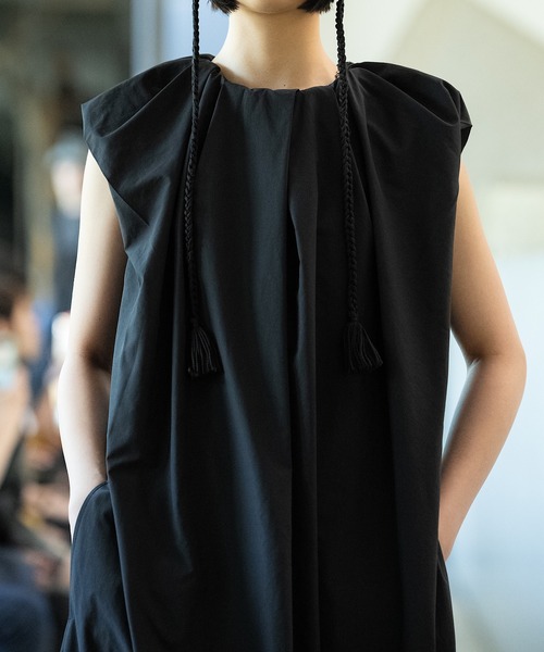 RUMCHE（ラムシェ）の「Sleeveless Gathered Dress / ノースリーブギャザードレス（ワンピース・レディース・ブラック/ホワイト/レッド・SMALL/MEDIUM）」の5枚目の写真