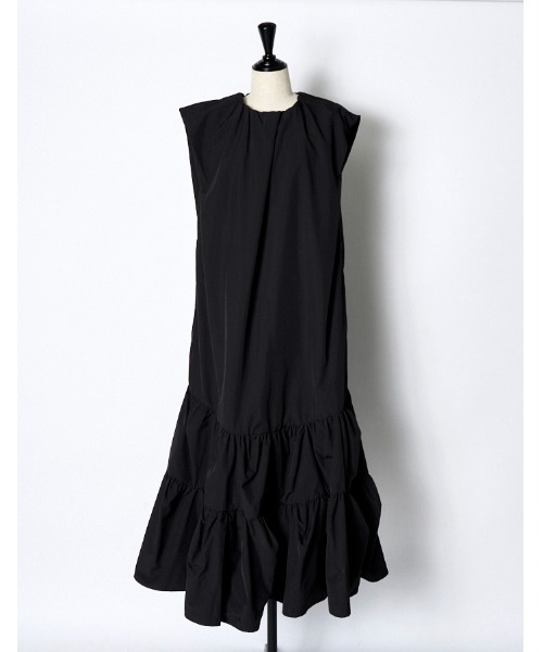 RUMCHE（ラムシェ）の「Sleeveless Gathered Dress / ノースリーブギャザードレス（ワンピース・レディース・ブラック/ホワイト/レッド・SMALL/MEDIUM）」の6枚目の写真