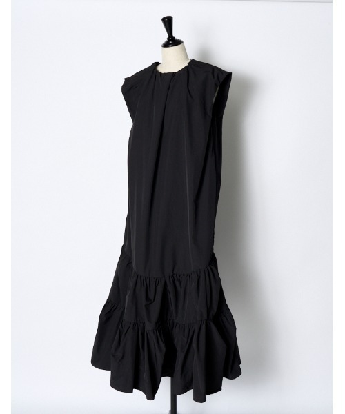 RUMCHE（ラムシェ）の「Sleeveless Gathered Dress / ノースリーブギャザードレス（ワンピース・レディース・ブラック/ホワイト/レッド・SMALL/MEDIUM）」の7枚目の写真