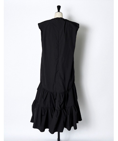 RUMCHE（ラムシェ）の「Sleeveless Gathered Dress / ノースリーブギャザードレス（ワンピース・レディース・ブラック/ホワイト/レッド・SMALL/MEDIUM）」の8枚目の写真