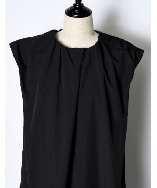 RUMCHE（ラムシェ）の「Sleeveless Gathered Dress / ノースリーブギャザードレス（ワンピース・レディース・ブラック/ホワイト/レッド・SMALL/MEDIUM）」の9枚目の写真