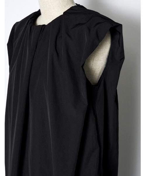 RUMCHE（ラムシェ）の「Sleeveless Gathered Dress / ノースリーブギャザードレス（ワンピース・レディース・ブラック/ホワイト/レッド・SMALL/MEDIUM）」の10枚目の写真