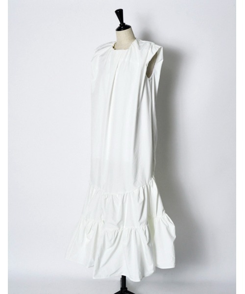 RUMCHE（ラムシェ）の「Sleeveless Gathered Dress / ノースリーブギャザードレス（ワンピース・レディース・ブラック/ホワイト/レッド・SMALL/MEDIUM）」の16枚目の写真