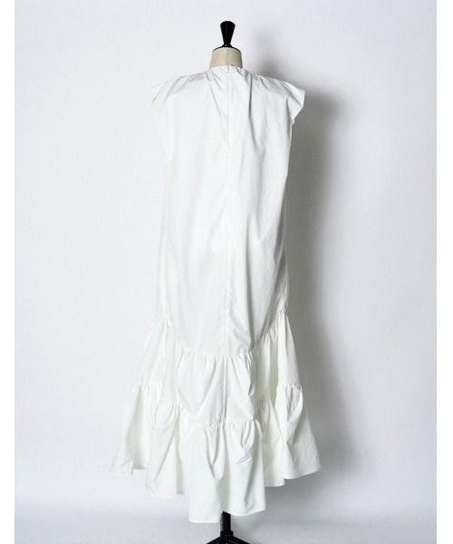 RUMCHE（ラムシェ）の「Sleeveless Gathered Dress / ノースリーブギャザードレス（ワンピース・レディース・ブラック/ホワイト/レッド・SMALL/MEDIUM）」の17枚目の写真