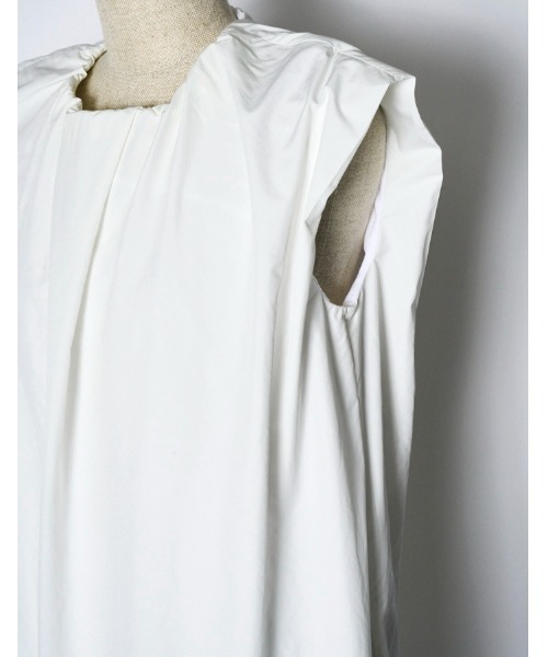 RUMCHE（ラムシェ）の「Sleeveless Gathered Dress / ノースリーブギャザードレス（ワンピース・レディース・ブラック/ホワイト/レッド・SMALL/MEDIUM）」の19枚目の写真