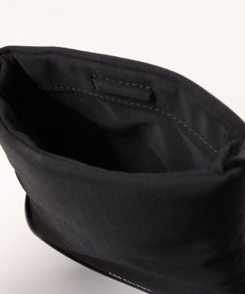 ADD CULUMN（アドカラム）の「ROLLA POCHETTE FABRIC バッグ（ショルダーバッグ・レディース・ブラック/グレイッシュベージュ・FREE）」の19枚目の写真