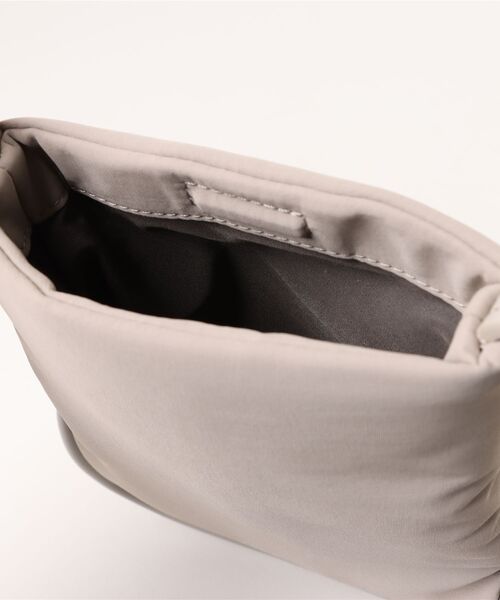 ADD CULUMN（アドカラム）の「ROLLA POCHETTE FABRIC バッグ（ショルダーバッグ・レディース・ブラック/グレイッシュベージュ・FREE）」の20枚目の写真