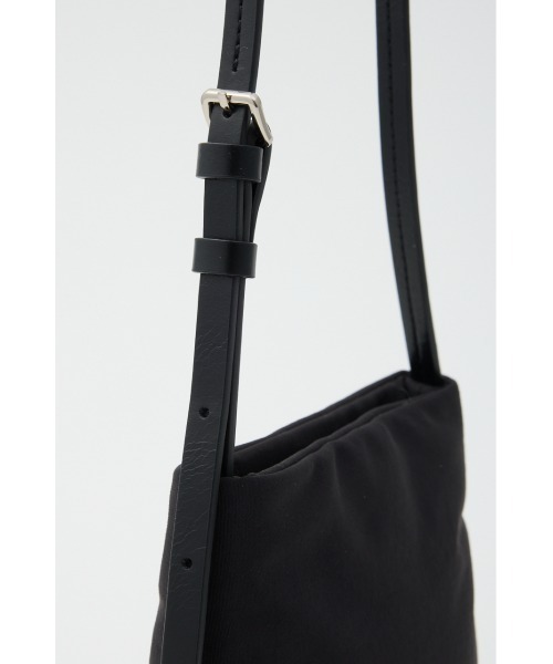 ADD CULUMN（アドカラム）の「ROLLA POCHETTE FABRIC バッグ（ショルダーバッグ・レディース・ブラック/グレイッシュベージュ・FREE）」の6枚目の写真