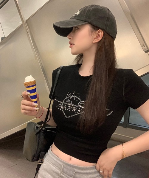 VIBGYOR（ヴィブジョー）の「【EIZZ/アイズ】Y2K キラキラロゴ ショート丈 半袖Tシャツ（Tシャツ/カットソー・レディース・ホワイト/ブラック・FREE）」の4枚目の写真