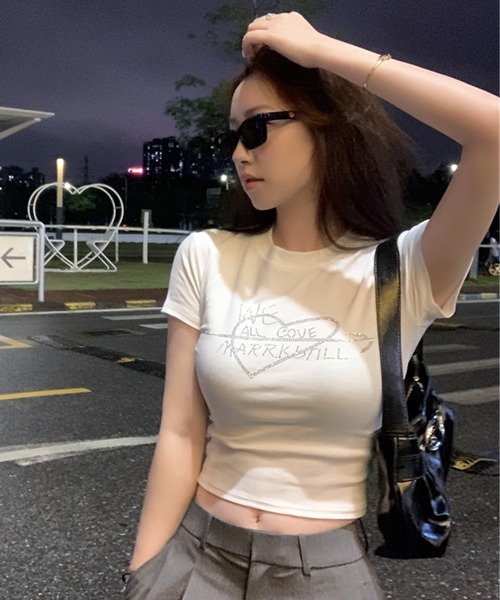 VIBGYOR（ヴィブジョー）の「【EIZZ/アイズ】Y2K キラキラロゴ ショート丈 半袖Tシャツ（Tシャツ/カットソー・レディース・ホワイト/ブラック・FREE）」の8枚目の写真