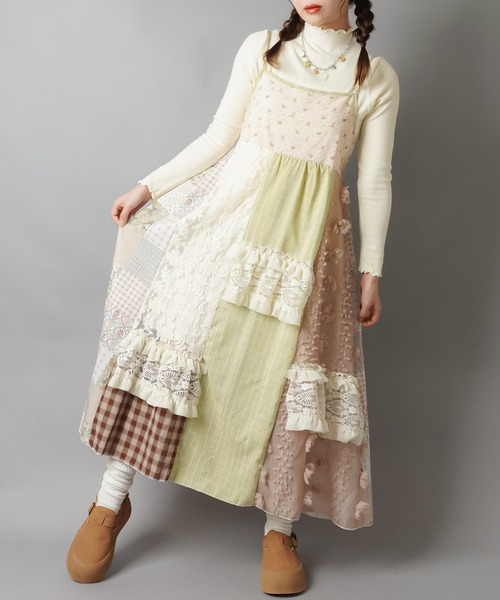 SPINNS（スピンズ）の「重ねるだけで雰囲気まとえる★ちぐはぐパッチワークが主役のロングキャミワンピ（ワンピース・レディース・グリーン/ベージュ/ホワイト/ボルドー・ONESIZE）」の5枚目の写真