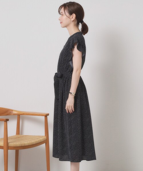 ITS'DEMO(イッツデモ)の「【手洗い可】フリル袖ブラウジングワンピース(ワンピース・レディース・サックスブルー/ブラック系/ホワイト系3/ネイビー・00)」の13枚目の写真