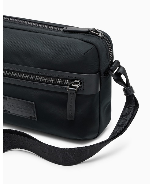 ARMANI EXCHANGE(アルマーニエクスチェンジ)の「【A|X アルマーニ エクスチェンジ】CL ロゴパッチ ショルダーバッグ(ショルダーバッグ・メンズ・ブラック・FREE)」の4枚目の写真