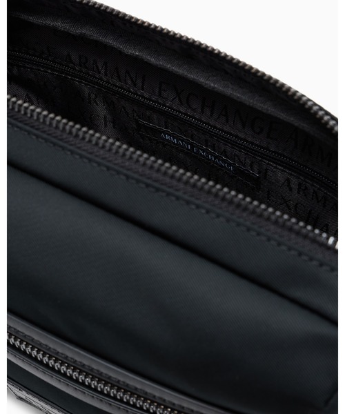 ARMANI EXCHANGE(アルマーニエクスチェンジ)の「【A|X アルマーニ エクスチェンジ】CL ロゴパッチ ショルダーバッグ(ショルダーバッグ・メンズ・ブラック・FREE)」の3枚目の写真