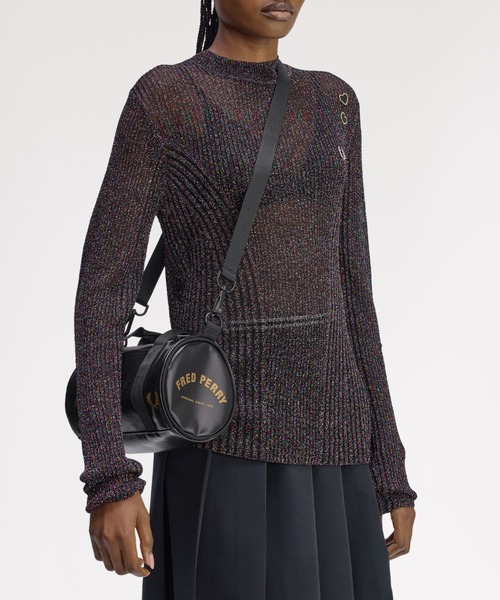 FRED PERRY（フレッドペリー）の「Tonal Classic Mini Barrel Bag／トーナルクラシックミニバレルバッグ（ショルダーバッグ・メンズ・ブラック・ONE SIZE）」の2枚目の写真