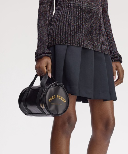 FRED PERRY（フレッドペリー）の「Tonal Classic Mini Barrel Bag／トーナルクラシックミニバレルバッグ（ショルダーバッグ・メンズ・ブラック・ONE SIZE）」の3枚目の写真