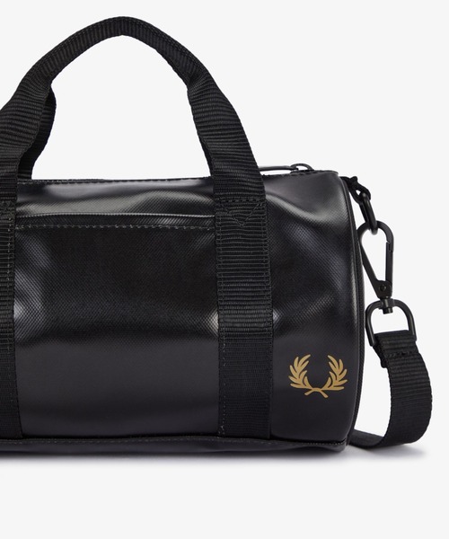 FRED PERRY（フレッドペリー）の「Tonal Classic Mini Barrel Bag／トーナルクラシックミニバレルバッグ（ショルダーバッグ・メンズ・ブラック・ONE SIZE）」の8枚目の写真