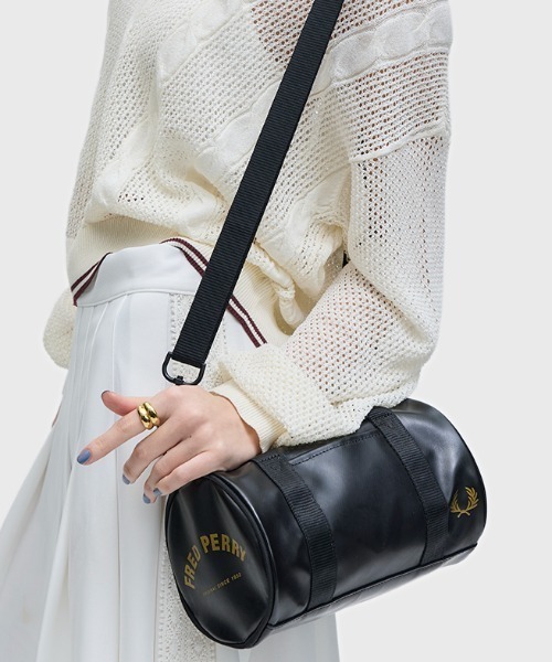 FRED PERRY（フレッドペリー）の「Tonal Classic Mini Barrel Bag／トーナルクラシックミニバレルバッグ（ショルダーバッグ・メンズ・ブラック・ONE SIZE）」の9枚目の写真