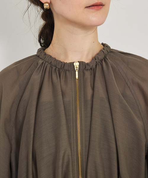 qualite(カリテ)の「【夏の羽織りアイテム◎】ラウンドスリーブギャザーブルゾン/シアー/パフスリーブ/サマージャケット(ブルゾン・レディース・オフホワイト/ブルー/カーキ・フリー)」の17枚目の写真