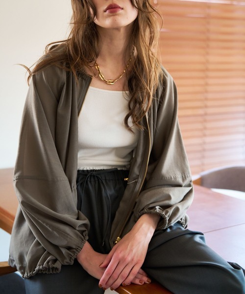 qualite(カリテ)の「【夏の羽織りアイテム◎】ラウンドスリーブギャザーブルゾン/シアー/パフスリーブ/サマージャケット(ブルゾン・レディース・オフホワイト/ブルー/カーキ・フリー)」の1枚目の写真