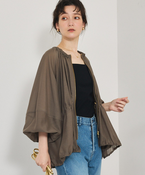 qualite（カリテ）の「【夏の羽織りアイテム◎】ラウンドスリーブギャザーブルゾン/シアー/パフスリーブ/サマージャケット（ブルゾン・レディース・オフホワイト/ブルー/カーキ・フリー）」の5枚目の写真