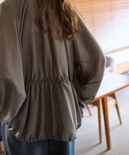 qualite（カリテ）の「【夏の羽織りアイテム◎】ラウンドスリーブギャザーブルゾン/シアー/パフスリーブ/サマージャケット（ブルゾン・レディース・オフホワイト/ブルー/カーキ・フリー）」の4枚目の写真