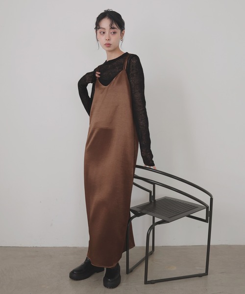 LIAN（リアン）の「サテンキャミワンピース（ワンピース・レディース・アイボリー/ブラック/グレイッシュベージュ/ブラウン・FREE）」の3枚目の写真