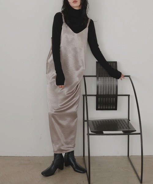 LIAN（リアン）の「サテンキャミワンピース（ワンピース・レディース・アイボリー/ブラック/グレイッシュベージュ/ブラウン・FREE）」の4枚目の写真