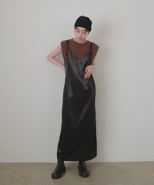 LIAN（リアン）の「サテンキャミワンピース（ワンピース・レディース・アイボリー/ブラック/グレイッシュベージュ/ブラウン・FREE）」の5枚目の写真