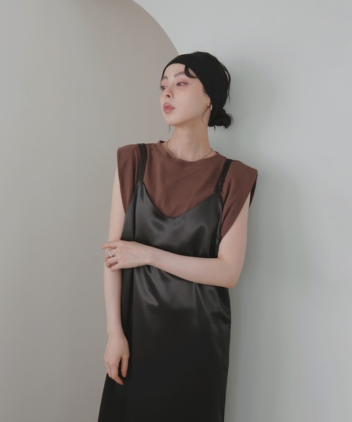 LIAN（リアン）の「サテンキャミワンピース（ワンピース・レディース・アイボリー/ブラック/グレイッシュベージュ/ブラウン・FREE）」の9枚目の写真