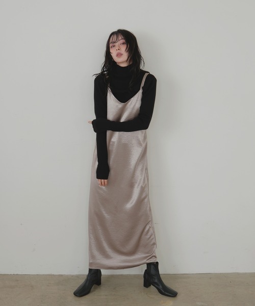 LIAN（リアン）の「サテンキャミワンピース（ワンピース・レディース・アイボリー/ブラック/グレイッシュベージュ/ブラウン・FREE）」の20枚目の写真