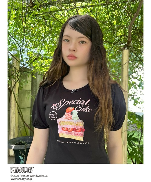 SNOOPY(スヌーピー)の「【PEANUTS】Strawberry Cake TEE(Tシャツ/カットソー・レディース・ピンク/オフホワイト/ブラック・FREE)」の2枚目の写真