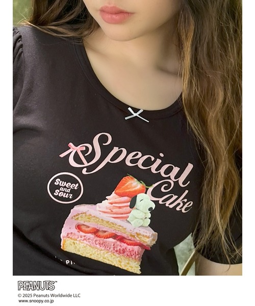 SNOOPY(スヌーピー)の「【PEANUTS】Strawberry Cake TEE(Tシャツ/カットソー・レディース・ピンク/オフホワイト/ブラック・FREE)」の7枚目の写真