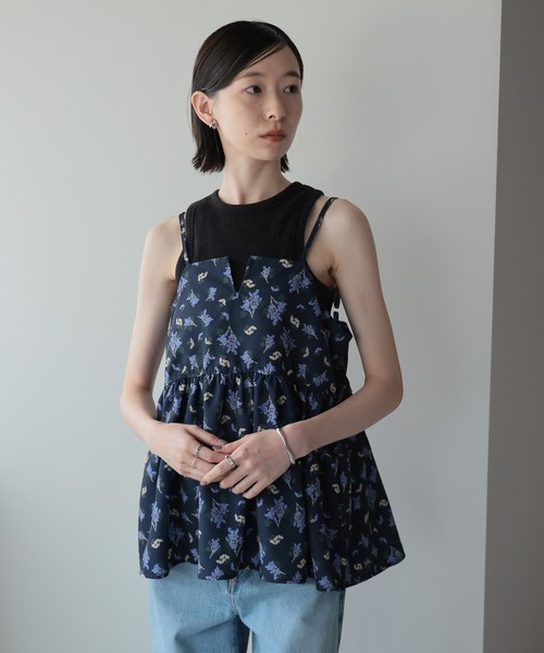 amini(アミニ)の「ミモザ柄プリントビスチェ(キャミソール・レディース・ネイビー/ベージュ/ブラック・MEDIUM)」の5枚目の写真