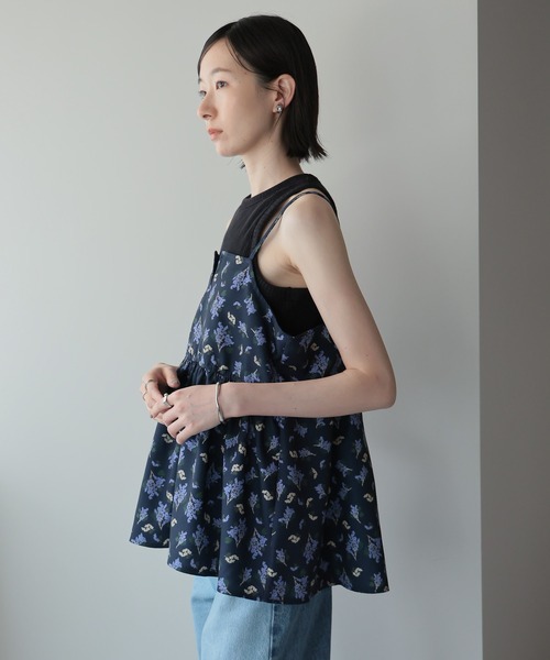 amini(アミニ)の「ミモザ柄プリントビスチェ(キャミソール・レディース・ネイビー/ベージュ/ブラック・MEDIUM)」の7枚目の写真