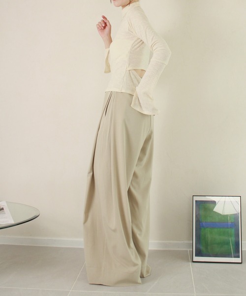 Reurie'（レウリィ）の「【2サイズ展開】タックワイドスラックス / ロング丈 きれいめ シンプル 大人カジュアル オフィスカジュアル 低身長 高身長 セットアップ グレー ブラック アイボリー ベージュ（スラックス・レディース・アイボリー/ブラック/グレー・SMALL/MEDIUM）」の2枚目の写真