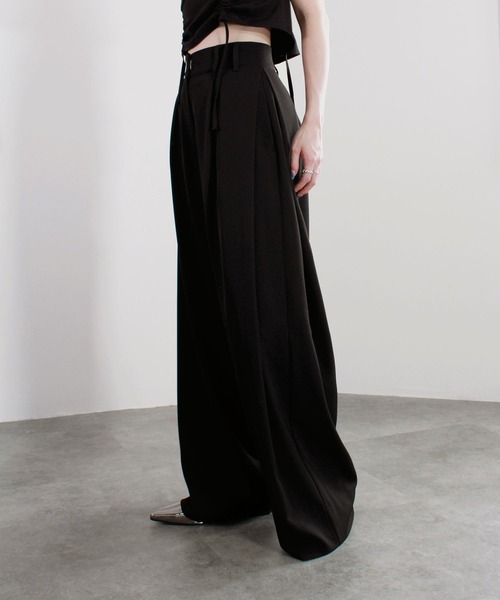 Reurie'（レウリィ）の「【2サイズ展開】タックワイドスラックス / ロング丈 きれいめ シンプル 大人カジュアル オフィスカジュアル 低身長 高身長 セットアップ グレー ブラック アイボリー ベージュ（スラックス・レディース・アイボリー/ブラック/グレー・SMALL/MEDIUM）」の3枚目の写真