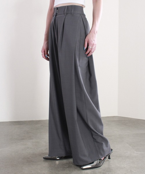 Reurie'（レウリィ）の「【2サイズ展開】タックワイドスラックス / ロング丈 きれいめ シンプル 大人カジュアル オフィスカジュアル 低身長 高身長 セットアップ グレー ブラック アイボリー ベージュ（スラックス・レディース・アイボリー/ブラック/グレー・SMALL/MEDIUM）」の5枚目の写真