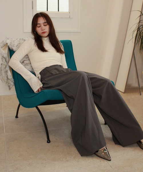 Reurie'（レウリィ）の「【2サイズ展開】タックワイドスラックス / ロング丈 きれいめ シンプル 大人カジュアル オフィスカジュアル 低身長 高身長 セットアップ グレー ブラック アイボリー ベージュ（スラックス・レディース・アイボリー/ブラック/グレー・SMALL/MEDIUM）」の6枚目の写真