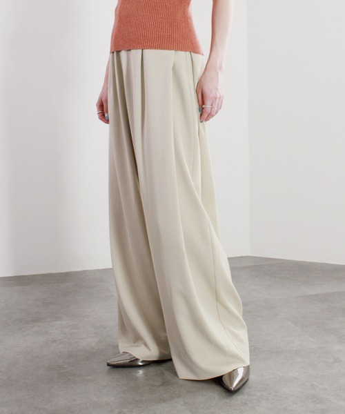 Reurie'（レウリィ）の「【2サイズ展開】タックワイドスラックス / ロング丈 きれいめ シンプル 大人カジュアル オフィスカジュアル 低身長 高身長 セットアップ グレー ブラック アイボリー ベージュ（スラックス・レディース・アイボリー/ブラック/グレー・SMALL/MEDIUM）」の7枚目の写真