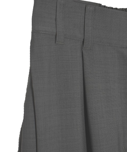 Reurie'（レウリィ）の「【2サイズ展開】タックワイドスラックス / ロング丈 きれいめ シンプル 大人カジュアル オフィスカジュアル 低身長 高身長 セットアップ グレー ブラック アイボリー ベージュ（スラックス・レディース・アイボリー/ブラック/グレー・SMALL/MEDIUM）」の13枚目の写真