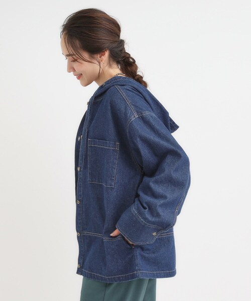 SHOO・LA・RUE（シューラルー）の「【S-LL】こなれ感ある着こなしに デニムフーディーブルゾン（デニムジャケット・レディース・ブルー/ネイビー・03/02/01/04）」の8枚目の写真